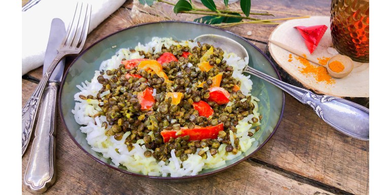 Lentil curry with candied peppers
